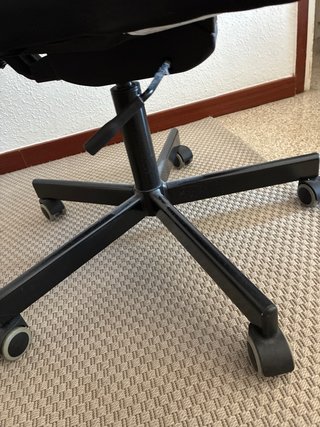 Silla de oficina ergonómica gris