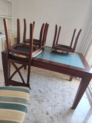Mesa de comedor de madera y cristal