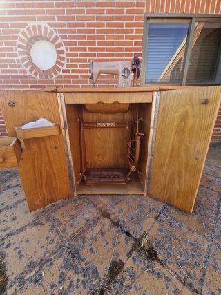 Máquina de coser Singer con mueble