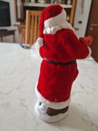 Statua Babbo Natale con uccellino e casetta