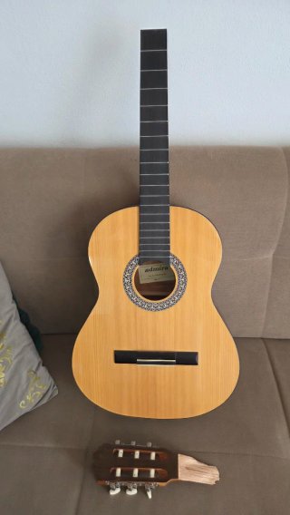 Guitarra Admira con mástil roto