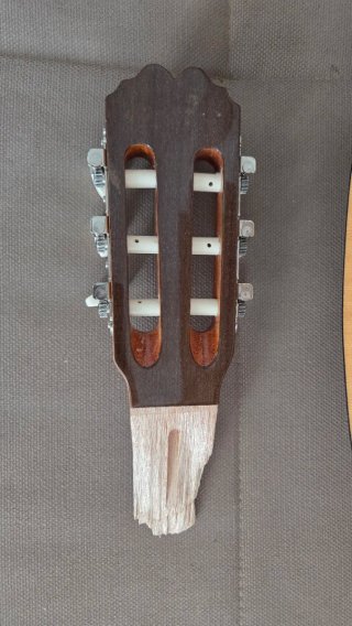Guitarra Admira con mástil roto