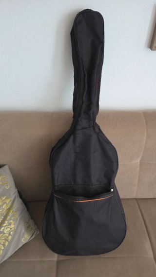 Guitarra Admira con mástil roto