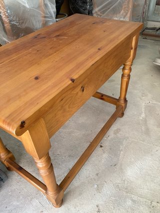 Mesa de pino macizo con cajones