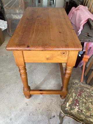 Mesa de pino macizo con cajones