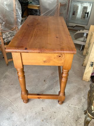 Mesa de pino macizo con cajones