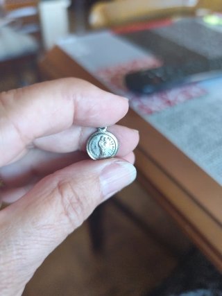 Antigua doble medalla de plata