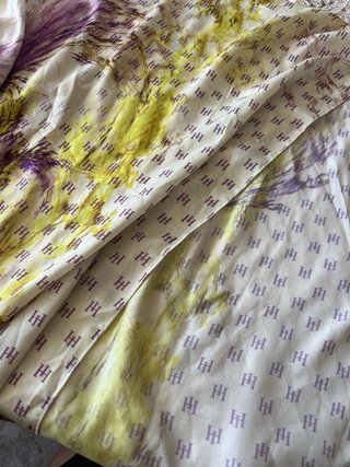 Vestido tradicional mostaza con bordado