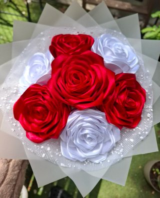 Rosas eternas de satén. UN REGALO ESPECIAL