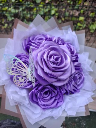 Rosas eternas de satén. UN REGALO ESPECIAL