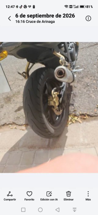 Moto Hyosung Naked Negra y Dorada