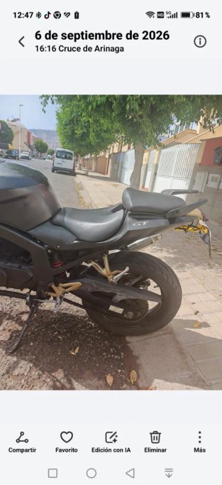 Moto Hyosung Naked Negra y Dorada