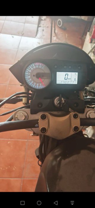 Moto Hyosung Naked Negra y Dorada