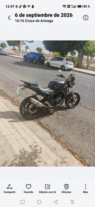 Moto Hyosung Naked Negra y Dorada