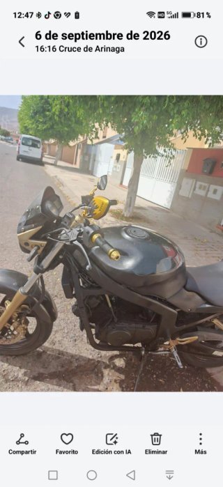 Moto Hyosung Naked Negra y Dorada