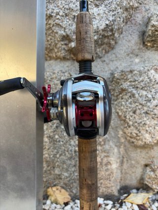 Caña de Pesca Bass Pro Shops + Carrete Daiwa