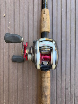 Caña de Pesca Bass Pro Shops + Carrete Daiwa