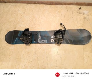 Tavola da snowboard K2 con attacchi e scarponi