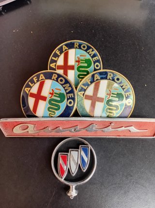 Insignias coches Alfa Romeo y Buick