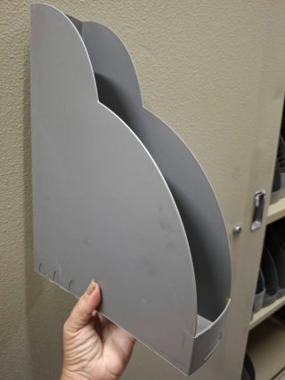 Revistero gris de plástico