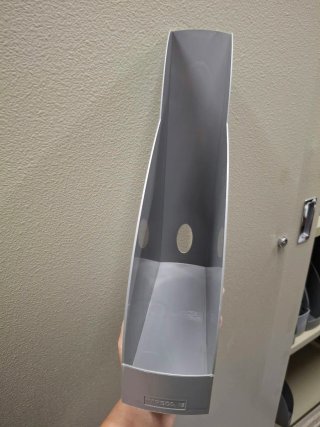Revistero gris de plástico