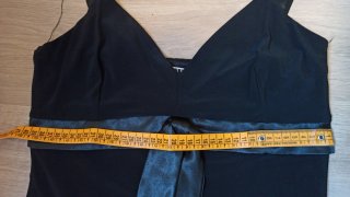 Vestido negro corto con lazo