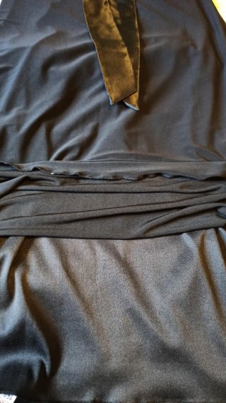 Vestido negro corto con lazo