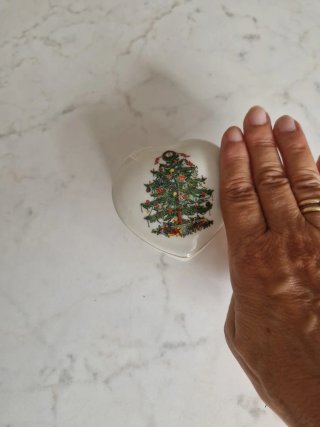 Portagioie a forma di cuore con albero di Natale