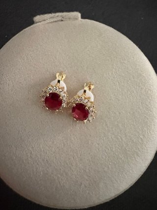 Orecchini clip con pietra rossa e zirconi