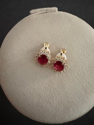 Orecchini clip con pietra rossa e zirconi