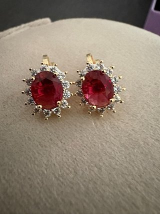 Orecchini clip con pietra rossa e zirconi