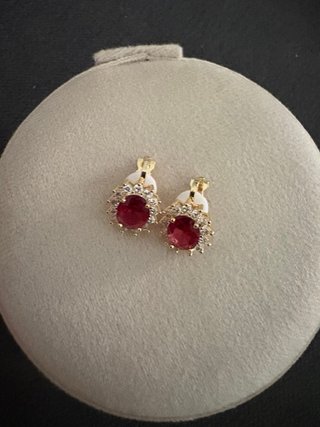 Orecchini clip con pietra rossa e zirconi