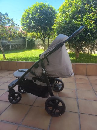 Carro de paseo Joie gris