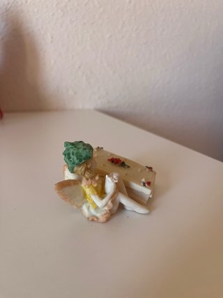 Figura cerámica hada duende con libro vintage deco