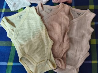 Lote 6 bodys cruzados Kiabi Talla 0 (50 cm)