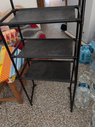 Estantería metálica negra