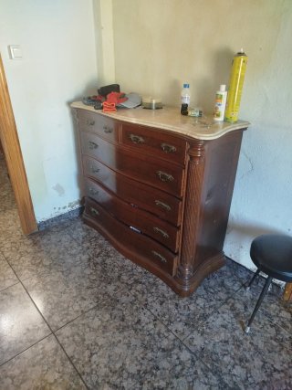 Cómoda de madera con tapa de mármol