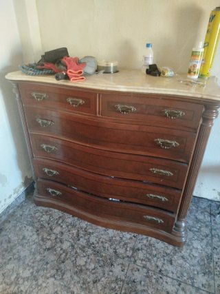 Cómoda de madera con tapa de mármol