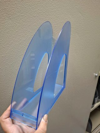 Revistero de plástico azul