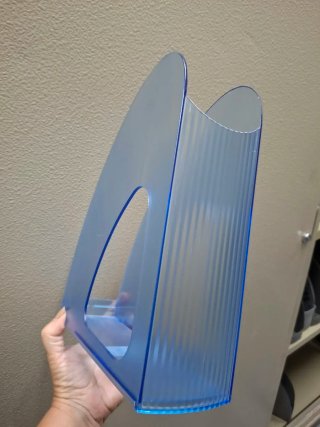 Revistero de plástico azul