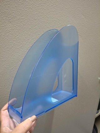 Revistero de plástico azul
