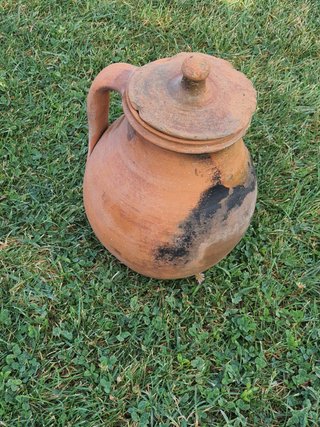 Puchero de barro antiguo con tapa