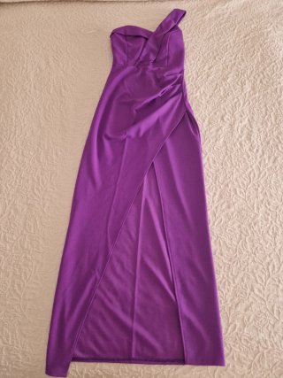 Vestido de fiesta morado asimétrico