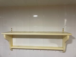 Estantería de madera decorativa