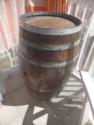 Barril de madera para jardín