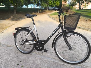 Bicicleta Orbea Paseo Negra y Blanca