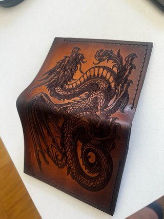 Cartera de piel con dragón grabado