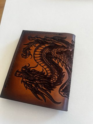 Cartera de piel con dragón grabado