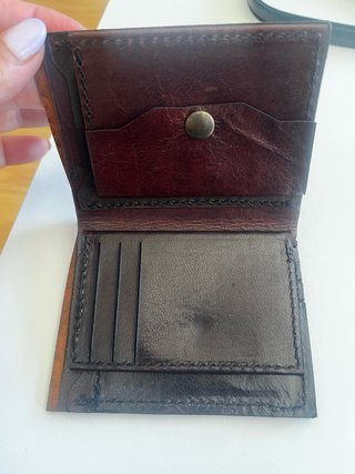 Cartera de piel con dragón grabado