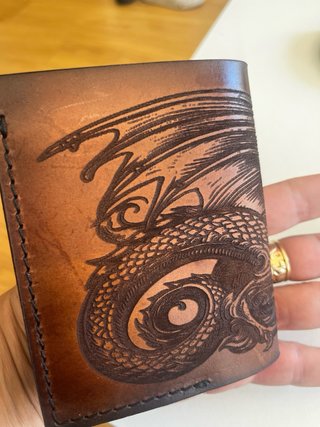 Cartera de piel con dragón grabado